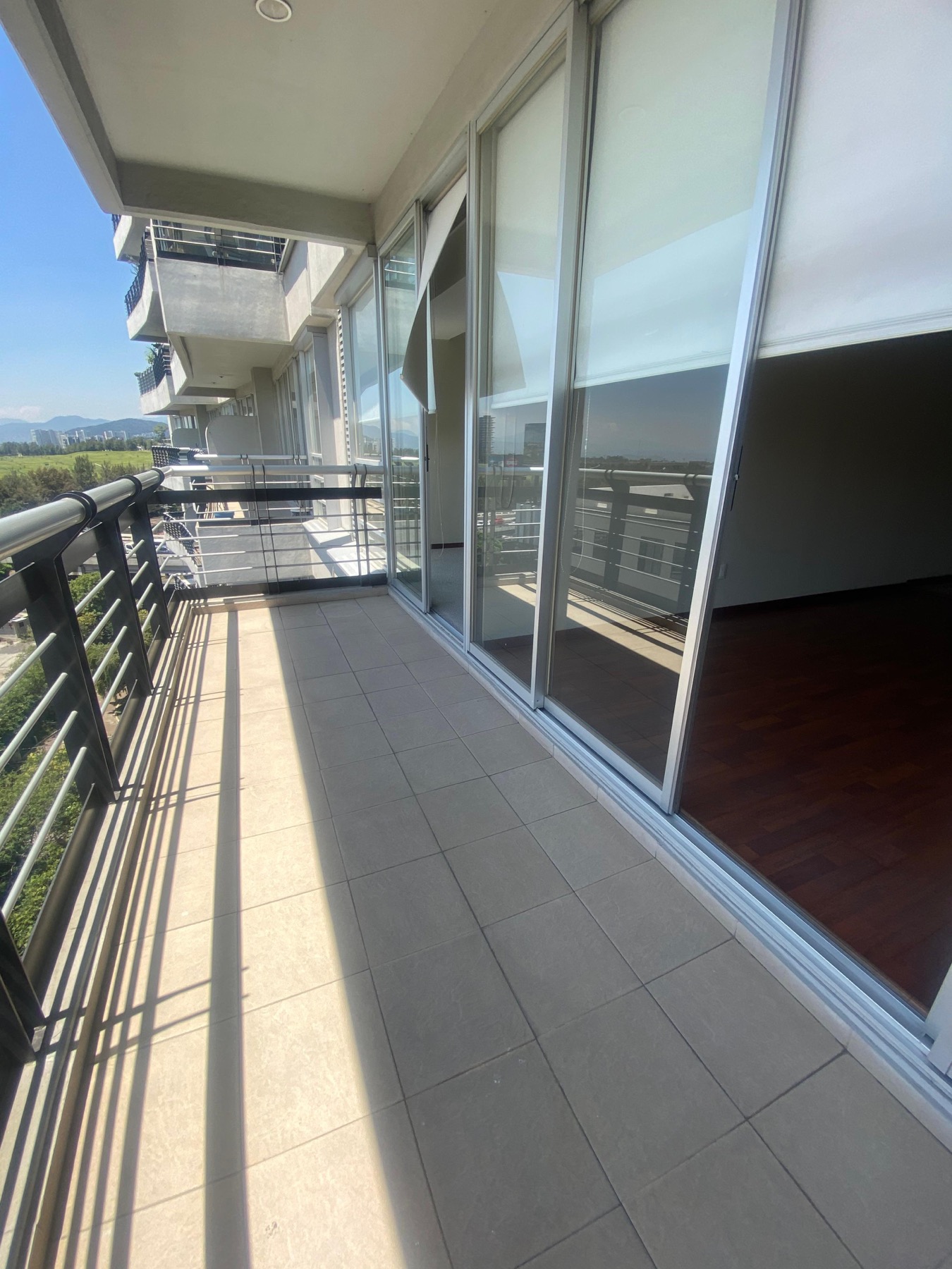 Balcón corrido con vista abierta al campo de golf