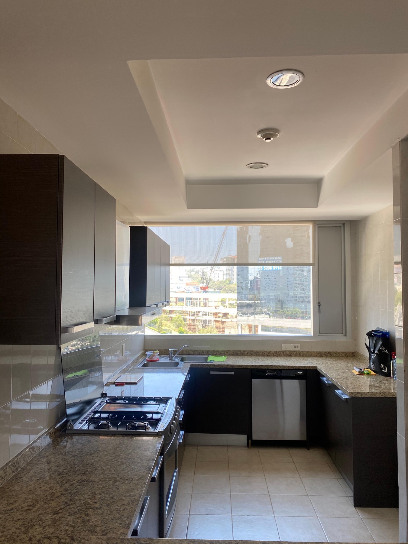 Cocina integral con barra de granito y ventana panorámica