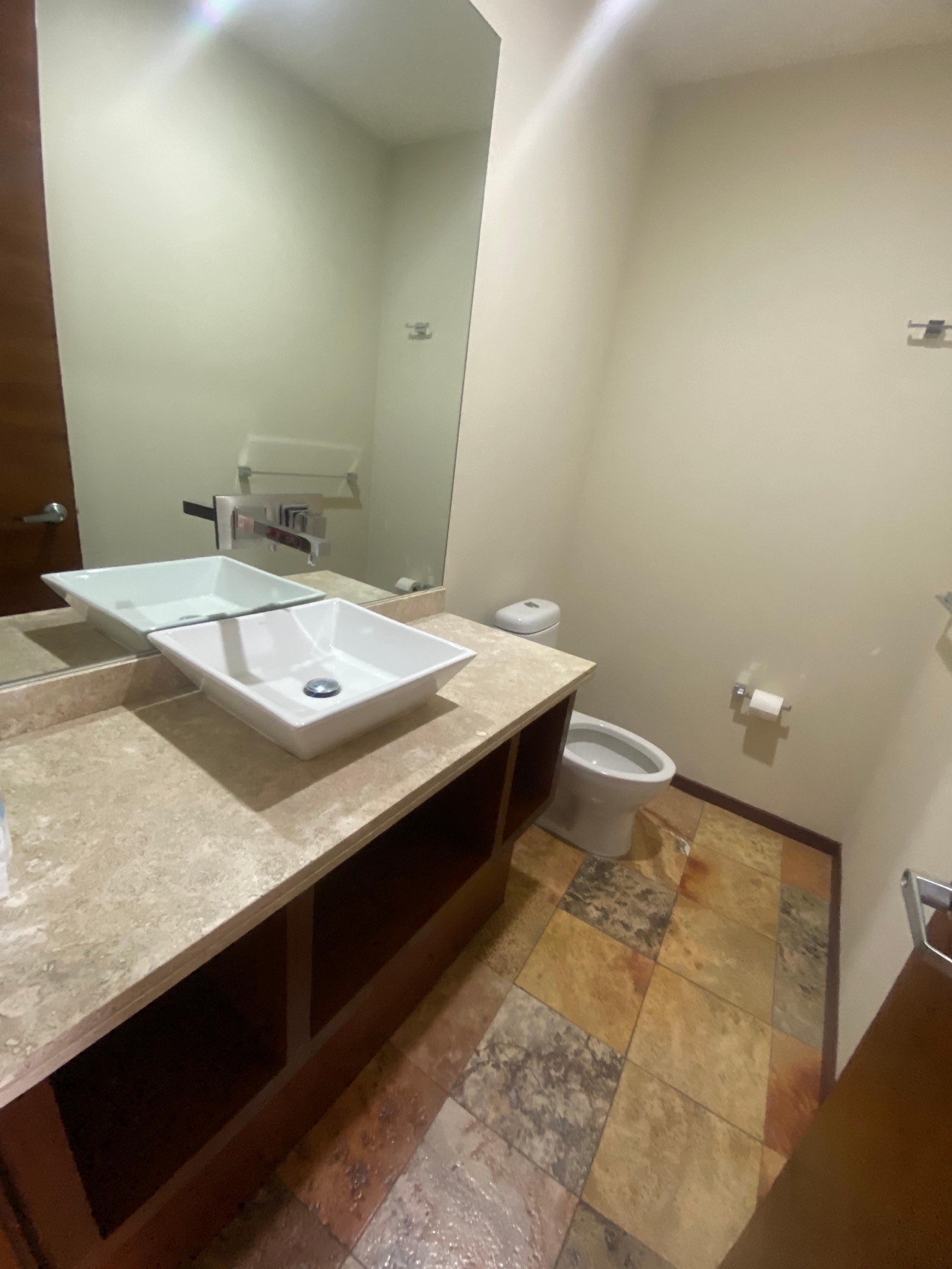 Medio baño con cubierta de piedra y lavabo sobrepuesto
