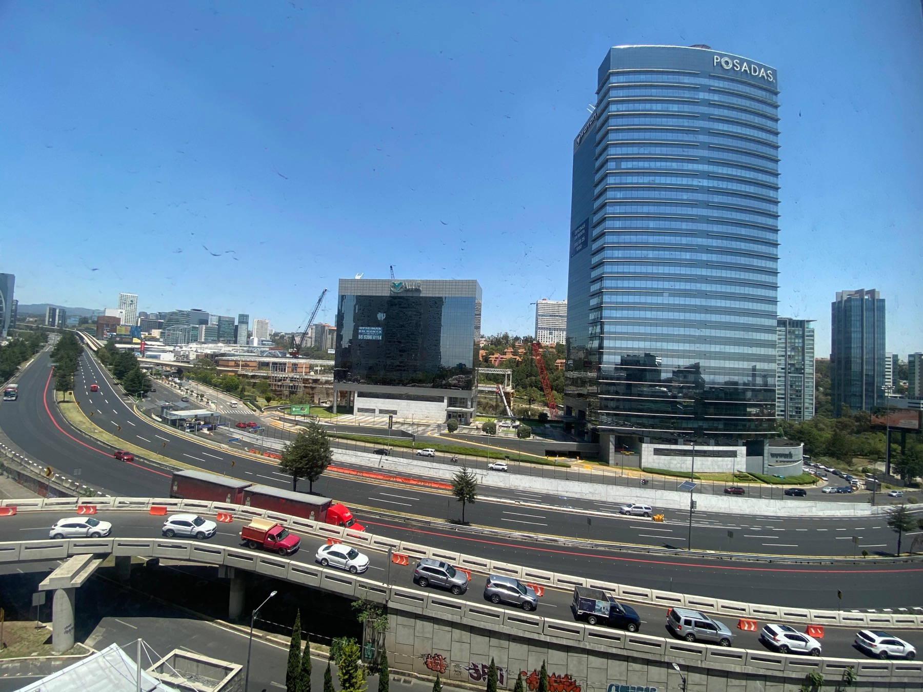 Vista abierta al corredor corporativo de Santa Fe desde el departamento