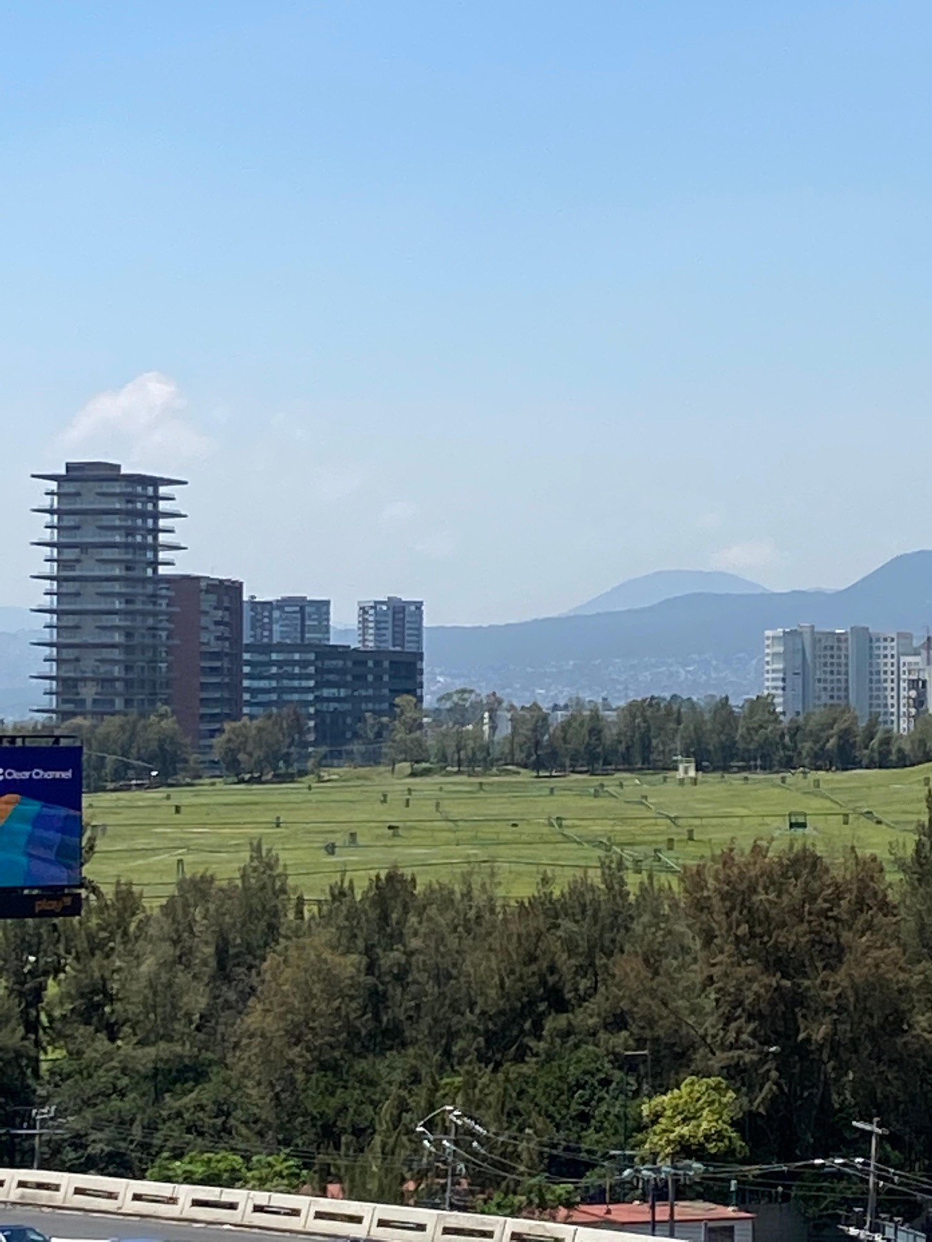 Vista desde el departamento hacia el campo de golf y las montañas